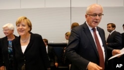 在议会就希腊救助新方案投票前，德国总理默克尔（左）与所在政党基督教民主党的秘书长考德一起准备开会。 （2015年8月18日）