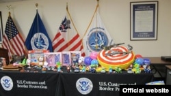 美国海关和边境保护局展示截获的假冒玩具。