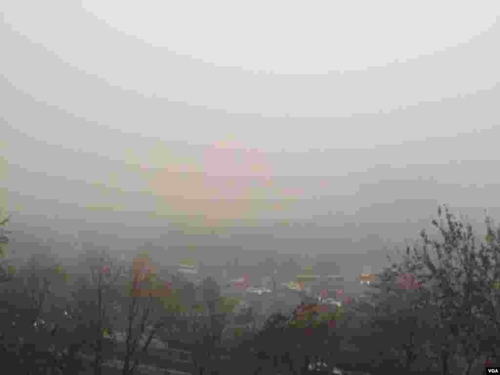 2015年12月1日11时许，北京朝阳门至建国门路段天色晦暗。（美国之音叶兵拍摄）