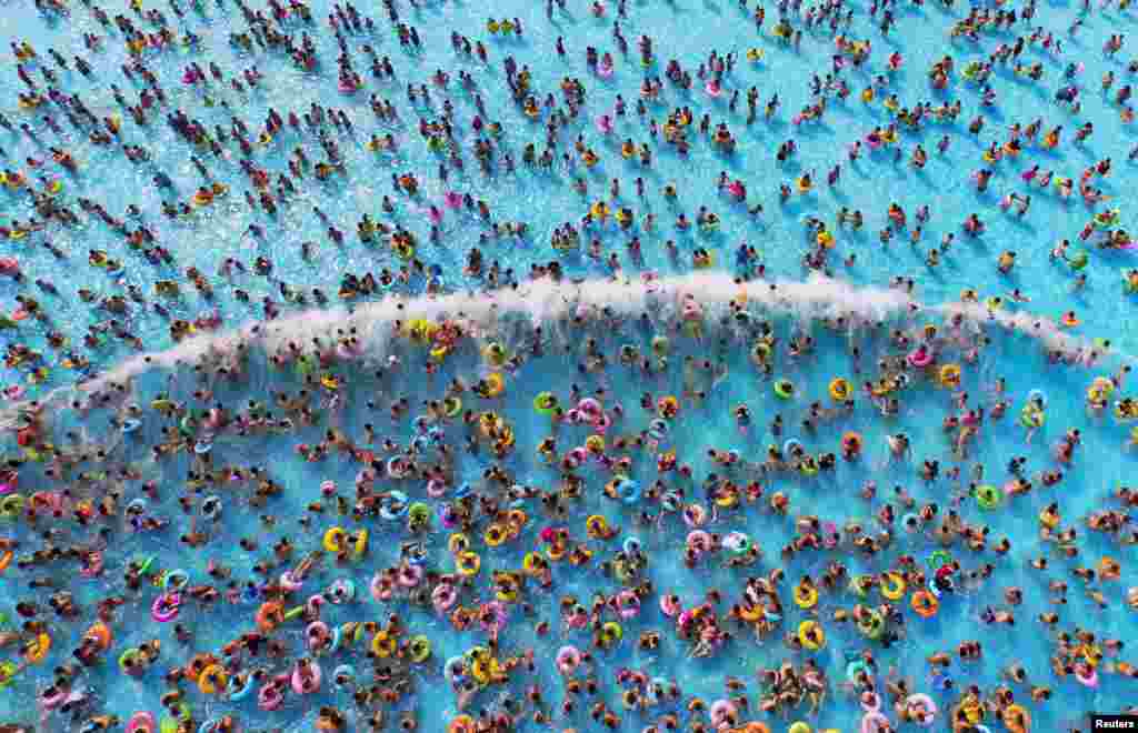 在摄氏35度的高温下，人们在南京水上公园避暑 (2015年8月1日)。 