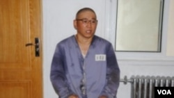 裴俊皓在北韓勞改營接受報刊記者採訪