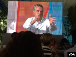 弗里德曼呼吁观众立刻加入环境保护的行列 (美国之音宁馨拍摄)