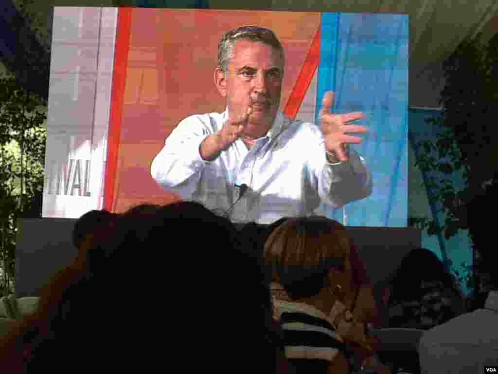 弗里德曼呼吁观众立刻加入环境保护的行列 (美国之音宁馨拍摄)