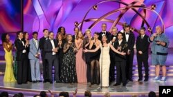 Съемочная группа Hacks получает награду за выдающийся комедийный сериал на 76-й церемонии вручения премии «Эмми», 15 сентября 2024, в театре Peacock в Лос-Анджелесе. (Invision for the Television Academy/AP Content Services)