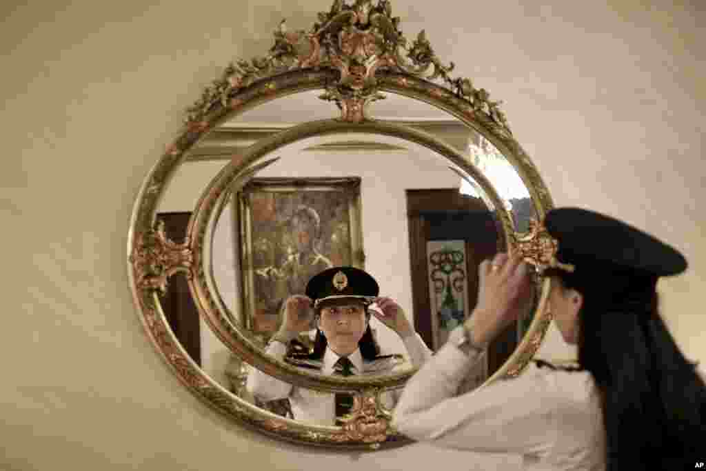 埃及飞行员Magda Malek 对镜整装。她是埃及第一位驾驶最大型客机波音777-333的女驾驶员（2017年3月8日）