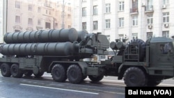 俄罗斯在叙利亚部署S-400防空系统后，北约战机在叙利亚行动将面临威胁。去年5月9日红场阅兵前夕彩排时，在莫斯科街头的S-400防空导弹系统。(美国之音白桦拍摄)