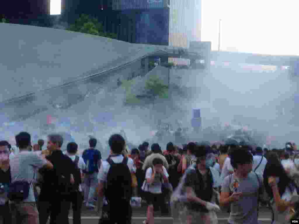 港人声援占中抗拒警方封锁中环金钟多处瘫痪（美国之音海彦拍摄） 