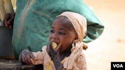 尼日利亚选后暴力三年过去了，很多人仍像难民一样生活。（美国之音希瑟•默多克拍摄）