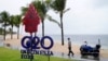 一名印尼警官在巴厘岛上的印度尼西亚G20峰会会标旁走过。（2022年7月7日）