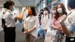 2015年6月5日人們在南韓釜山機場被測溫檢查可能攜帶中東呼吸綜合症。