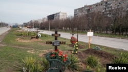 Могилы погибших мирных жителей Мариуполя 