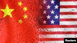 一塊碎玻璃後的美中國旗