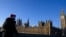 一名女子走向英国议会大厦。（2022年12月16日）