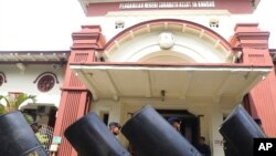 Полиция перед зданием суда в Сурабае, Восточная Ява, Индонезия, 16 января 2023 года