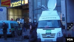 莫斯科市中心消息报大楼前的今日俄罗斯电视台转播车。