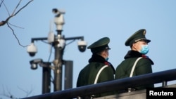 中國武警士兵在上海街頭的監控攝像頭下執勤。（2022年1月20日）