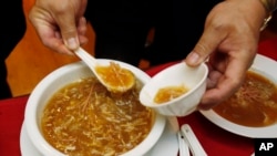 2011年2月14日照片顯示，舊金山唐人街的一家中餐館正在供應魚翅湯。（美聯社照片）