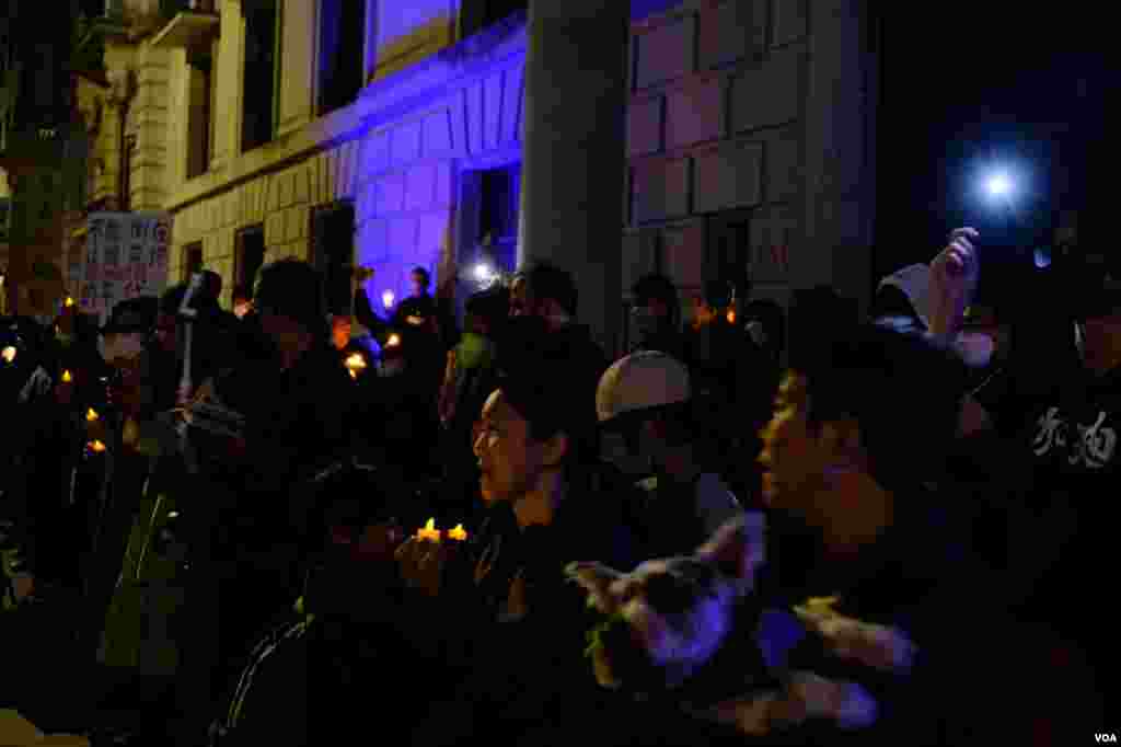 示威者在中國大使館對面馬路的英國皇家建築師學會(Royal Institute of British Architects)大樓外的行人道上舉行燭光守夜。（美國之音鄭樂捷）