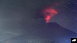位于印度尼西亚巴厘岛的阿贡火山正在喷发。（2017年11月26日）