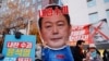 韩国抗议者在首尔举行集会要求弹劾韩国总统尹锡悦。（2024年12月8日）