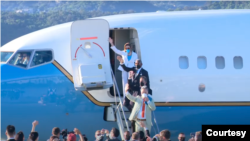 美国国会众议院议长佩洛西2022年8月3日结束对台湾的访问。（媒体联访视频截图）