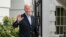 Президент Джо Байден выходит из Белого дома. 7 августа 2022г. 