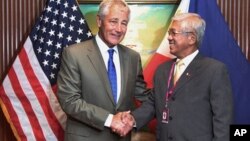 美国国防部长哈格尔(左)与菲律宾国防部长加斯明在新加坡亚洲安全首脑会议