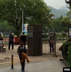 中国一小学校放学时有警察穿防弹背心护卫。（美国之音叶兵拍摄）