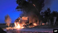 以色列一辆巴士被加沙地带发射的导弹击中起火