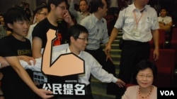 香港政務司司長林鄭月娥出席政改研討會，拒絕接收示威者要求公民提名普選特首的示威物品(美國之音湯惠芸)
