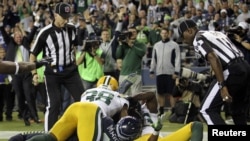 Судьи наблюдали спорный момент, но так и не пришли к единому мнению