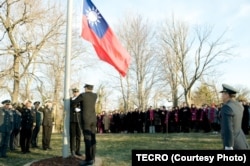 台湾驻美代表处1月1日在华盛顿双橡园举行元旦升旗仪式。（照片由驻美国台北经济文化代表处提供）