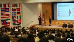 轮番上阵，对答如流，观众满堂（美国之音国符拍摄）