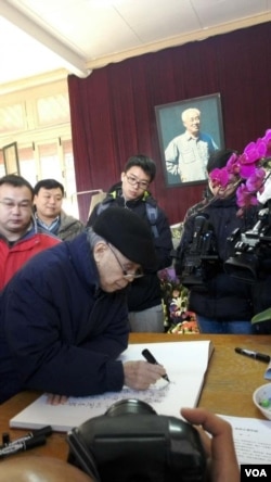 炎黃春秋前社長杜導正在趙紫陽弔唁簿上題字(2016年1月17日俞梅蓀拍攝)