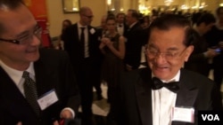 连战接受美国之音安华采访 （美国之音金刀拍摄）