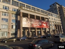 上个世纪30年代莫斯科的标志性建筑“河畔大楼”。大楼由住宅、剧院和电影院等组成，邻近克里姆林宫。大楼的住户是当时布尔什维克权贵，其中一半人先是参与斯大林政治迫害，然后自己也遭受迫害。话剧的一些故事和主人公来自这座大楼，几名被采访者仍住在这里 (美国之音白桦)