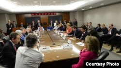 美國國務卿希拉里•克林頓星期一在華盛頓主持每週一次的和國務院助理國務卿的會議