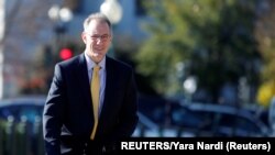 白宮財政官員馬克桑迪（Mark Sandy）星期六（16日）抵達國會，出席針對特朗普總統的彈劾閉門聽證。