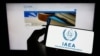一部手机的屏幕上显示出国际原子能机构(IAEA)的标识。