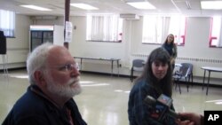 维州阿灵顿市投票站负责人沃尔泽（左）