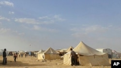 叙利亚人走过约旦同叙利亚东北部边界的拉克班难民营（2016年6月22日，资料图片）