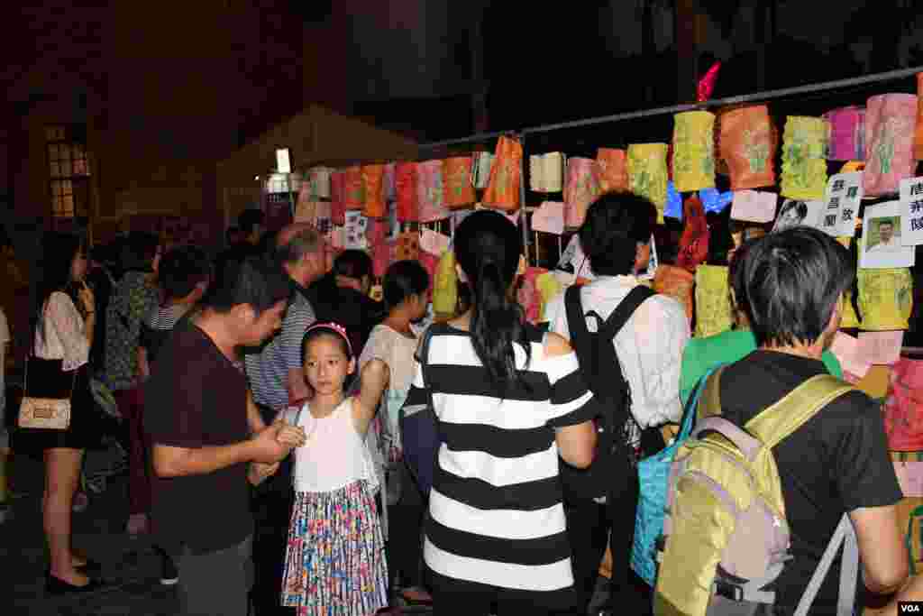 香港支联会在尖沙嘴钟楼旁举办中秋民主灯火行动 (美国之音海彦拍摄)