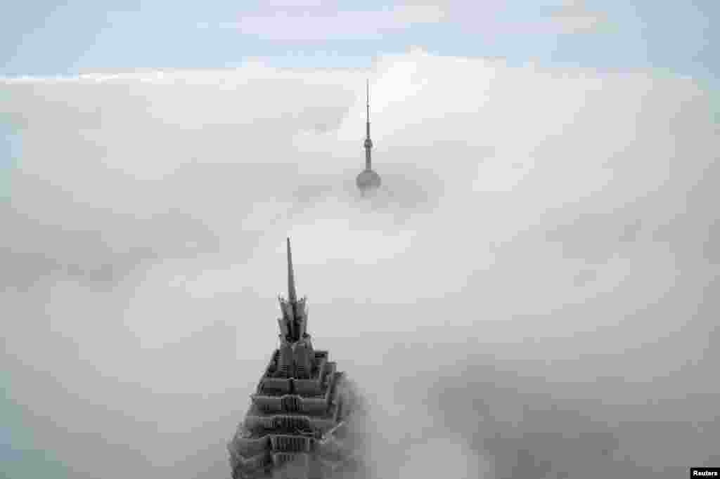 2018年1月16日，雾霾较重，位于中国上海浦东金融区的上海环球金融中心上空云遮雾罩，朦胧中能看到摩天大楼东方明珠塔和金茂大厦的顶部。套用中国古诗来说：&ldquo;浦东有&lsquo;奇峰&rsquo;，锁在云雾中，楼身看不见，尖顶露峥嵘。&rdquo;