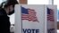 资料照：一位美国选民11月3号投票日在佐治亚州亚特兰大市一间投票站投票。