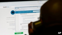 Darryl Clairborn tries to use the HealthCare.gov web sight to sign up for health insurance at the business office of Parkland Hospital in Dallas, Texas, March 31, 2014.