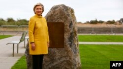 2017年10月14日，美國前國務卿希拉里·克林頓站在南威爾士一所大學的紀念石旁邊，她得到這所大學的榮譽博士學位。