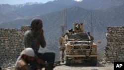 2017年4月17日，美军和阿富汗安全警察在喀布尔以东的阿钦地区。