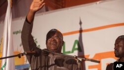 布基纳法索当选总统卡博热（中）。