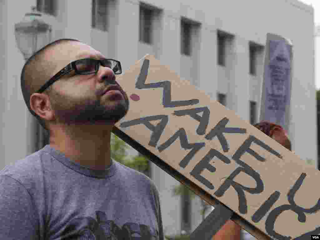 这名男子的信息是&ldquo;醒来吧，美国&rdquo;（美国之音国符拍摄）