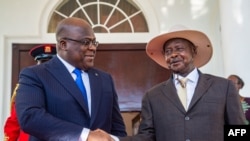 Rais wa Jamhuri ya Kidemokrasia ya Congo (DRC) Felix Tshisekedi (kushoto) akiwa na Rais wa Uganda Yoweri Museveni katika ziara yake nchini Uganda, November 9, 2019. (Photo by 